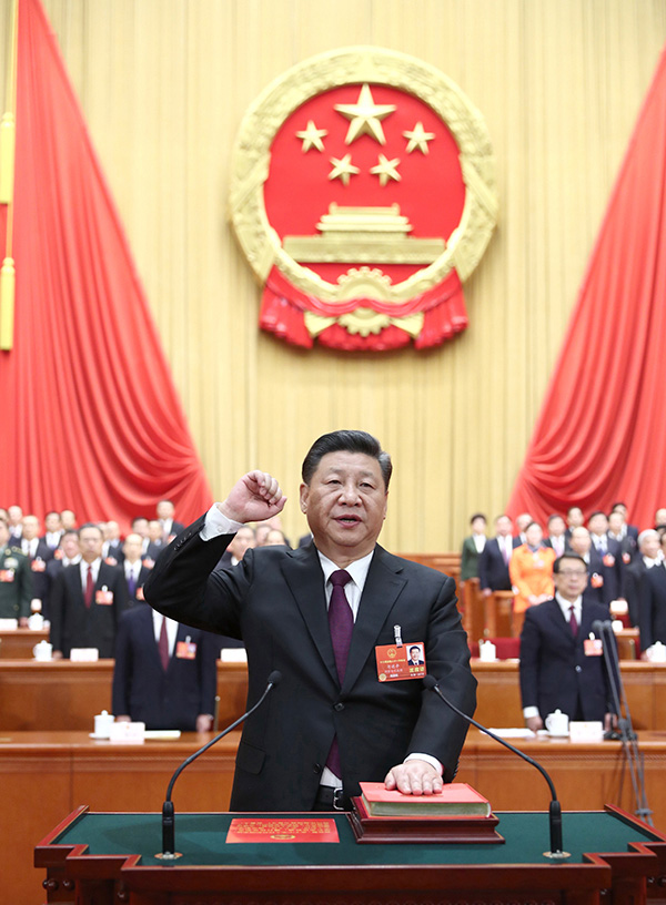 3月17日,十三届全国人大一次会议在北京人民大会堂举行第五次全体会议🧚🏻♂️。习近平当选中华人民共和国主席😝、中华人民共和国中央军事委员会主席。这是习近平进行宪法宣誓🫃🏽。